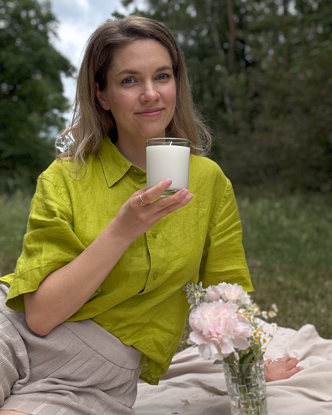 Marta hält eine Duftkerze in der Hand.