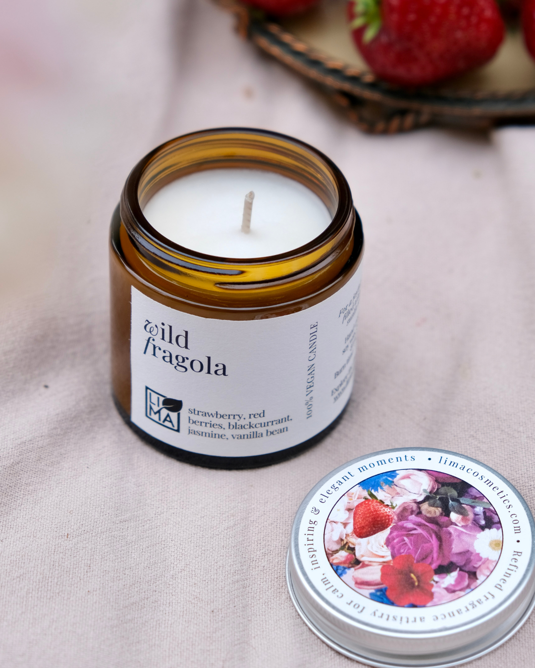 Kleine Duftkerze mit Erdbeeren