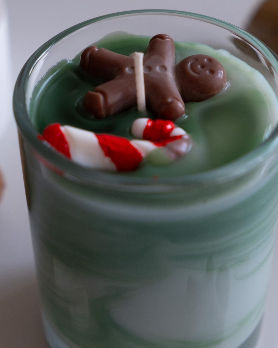 Weihnachtskerze mit Lebkuchenmann