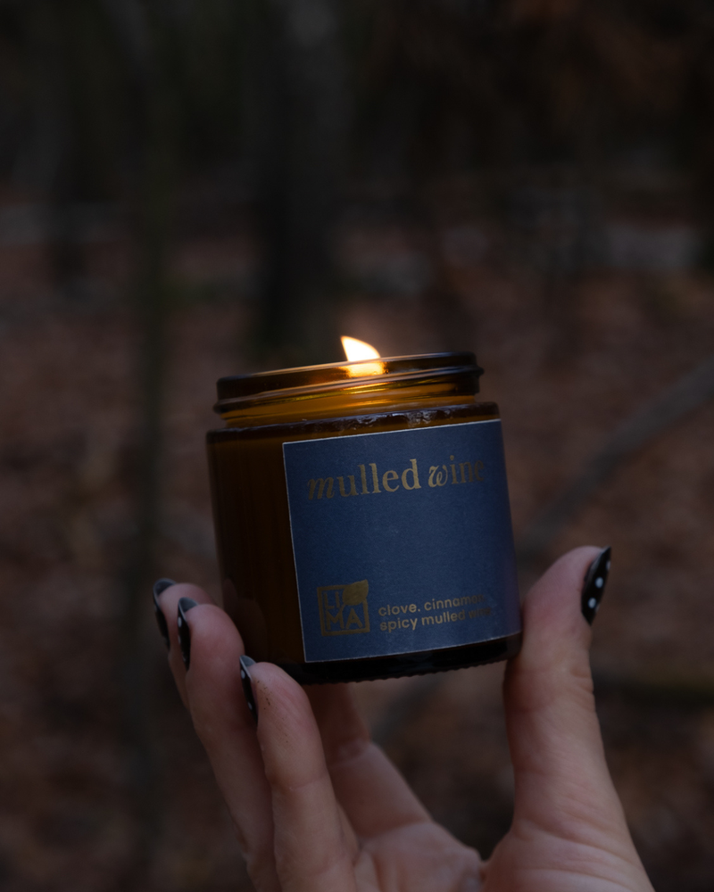 
                  
                    Handgegossene Mulled Wine Adventskerze mit würzigen Aromen von Nelke, Rotwein und Zimt.
                  
                