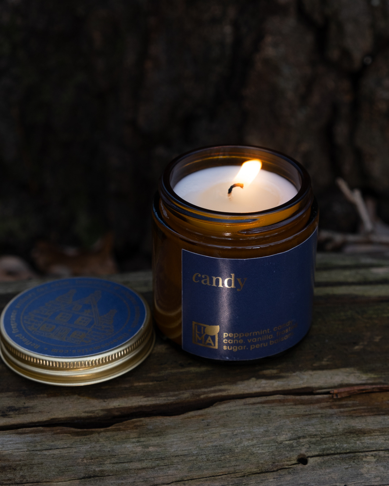 
                  
                    Candy Adventskerze aus reinem Sojawachs im bernsteinfarbenen Glas mit dekorativem Deckel.
                  
                