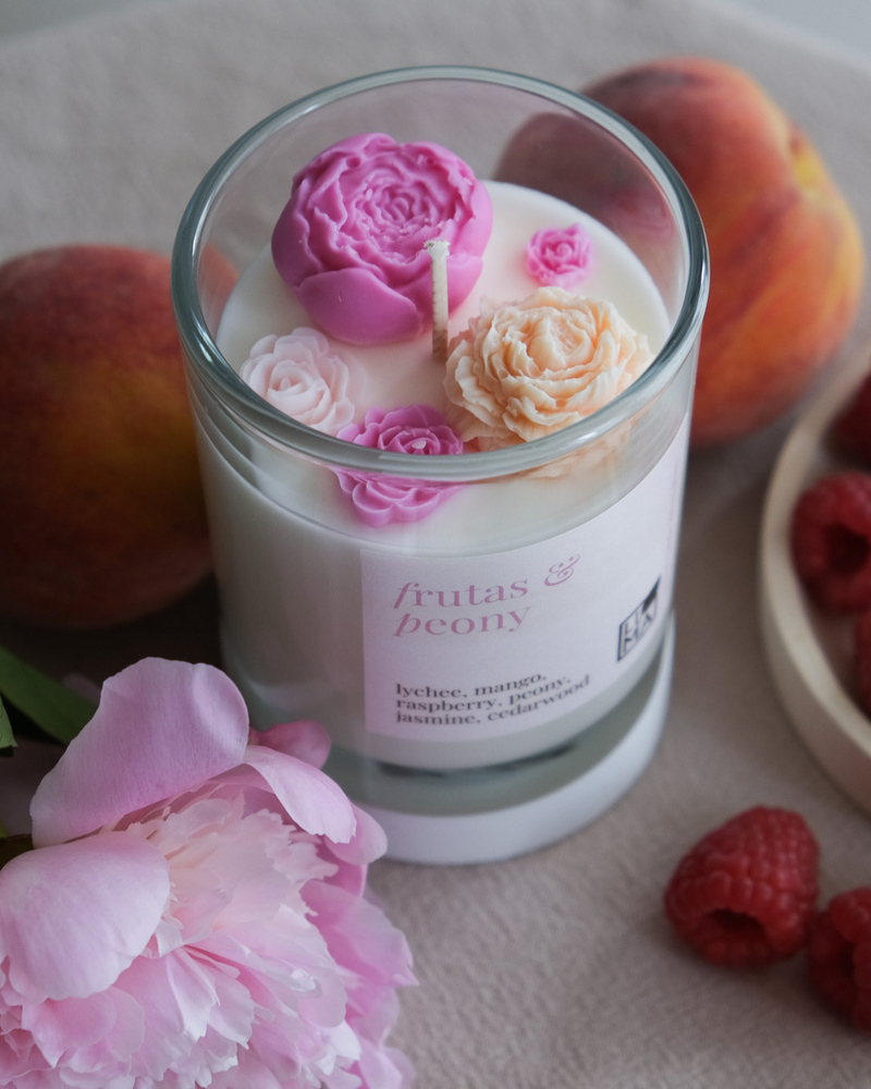 
                  
                    Blumige Duftkerze mit feinen Pastellblüten
                  
                