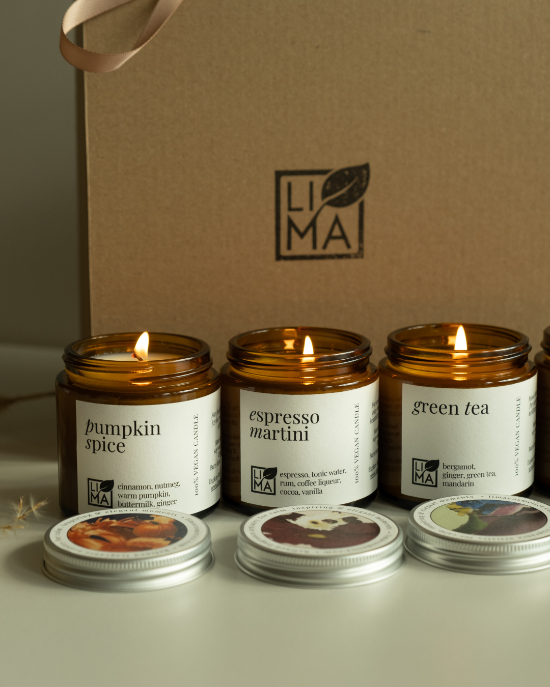 
                  
                    Limitierte Edition: Herbst Duftkerzen Set mit Pumpkin Spice, Green Tea, Espresso Martini, The Mood
                  
                