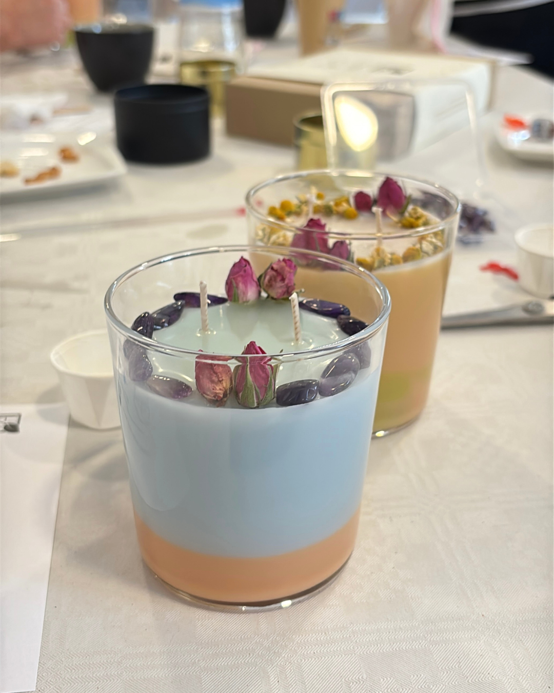 Kerzenworkshop in Berlin Sojakerze mit Blüten und Kristallen