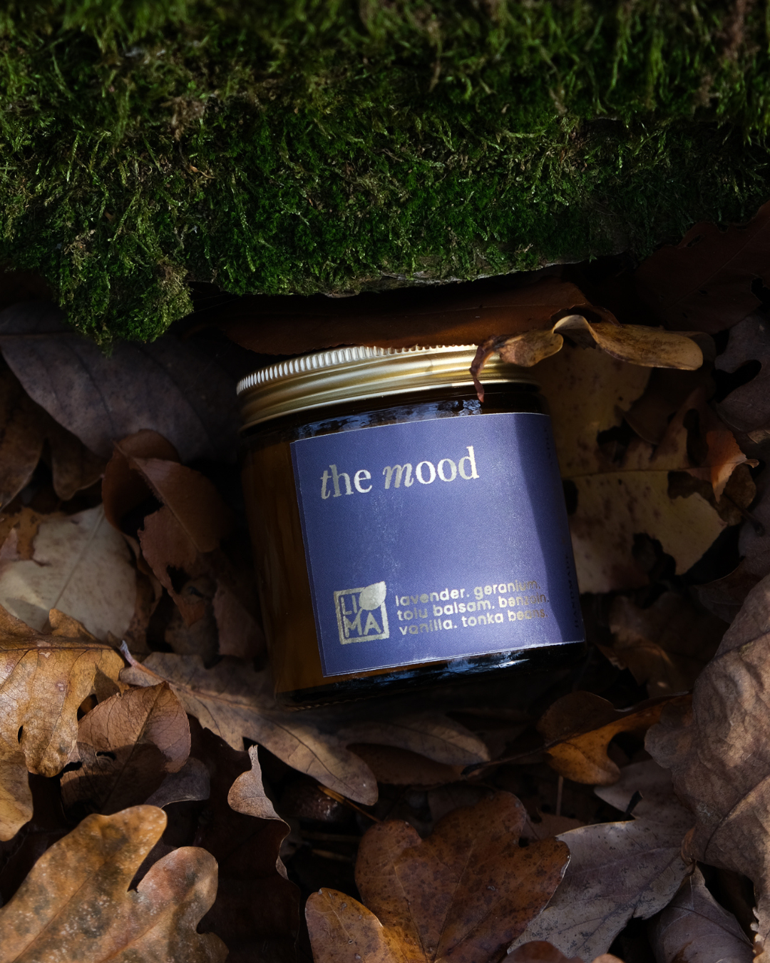 Handgegossene Adventskerze The Mood mit entspannendem Lavendel- und Geranienduft.