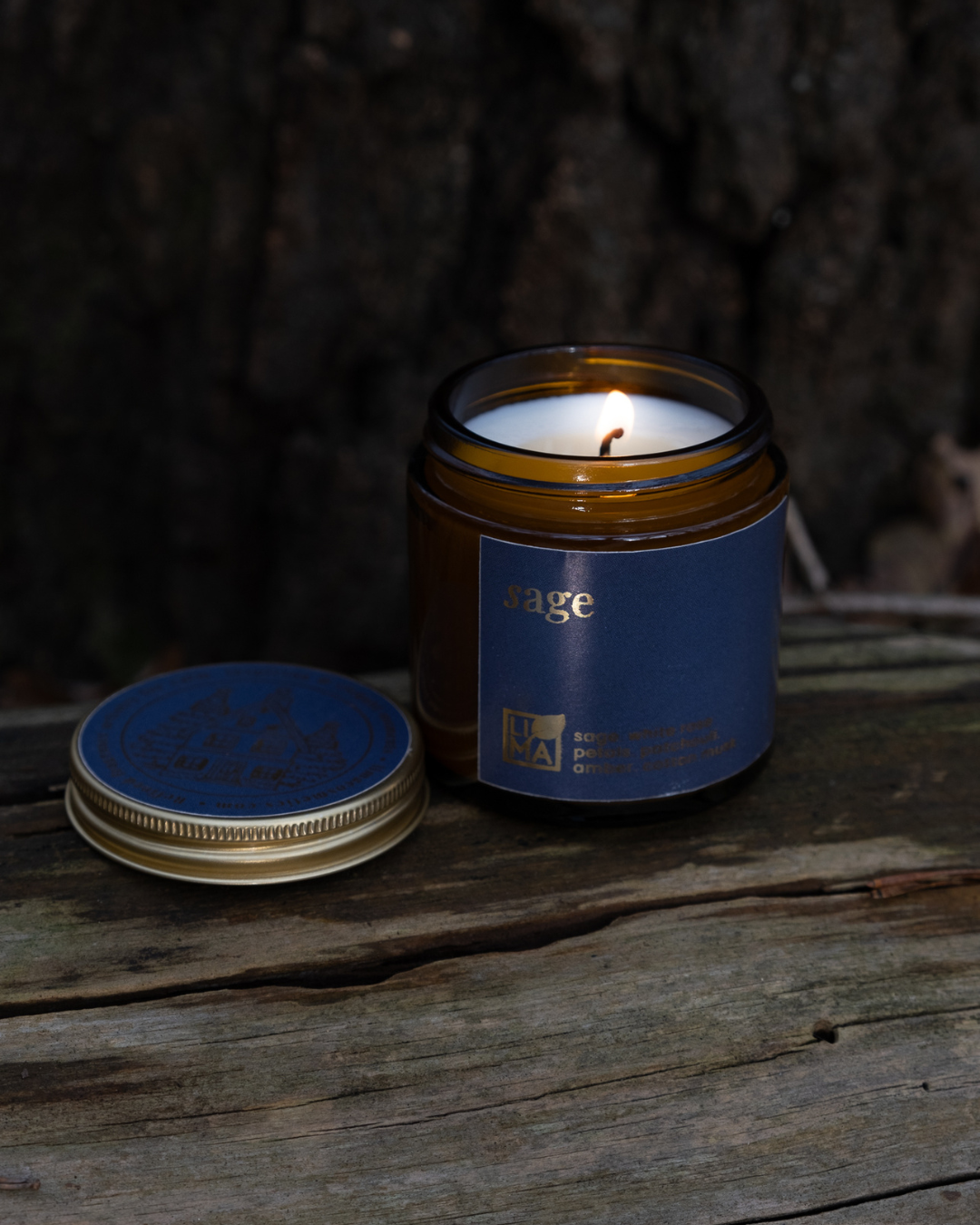 Sage Adventskerze aus veganem Sojawachs im bernsteinfarbenen Glas mit sanftem Salbeiduft.