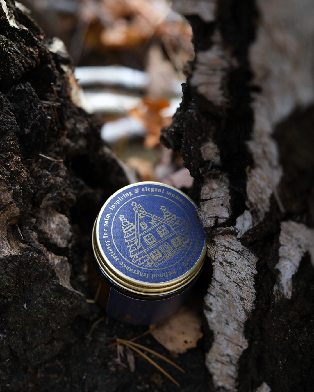 Würzige Mulled Wine Adventskerze, fotografiert im weihnachtlichen Ambiente.